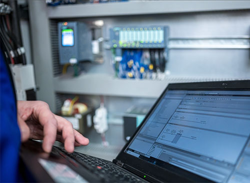 SoftPLC와 통합 엣지 관리 기능을 활용한 산업 제어 현대화